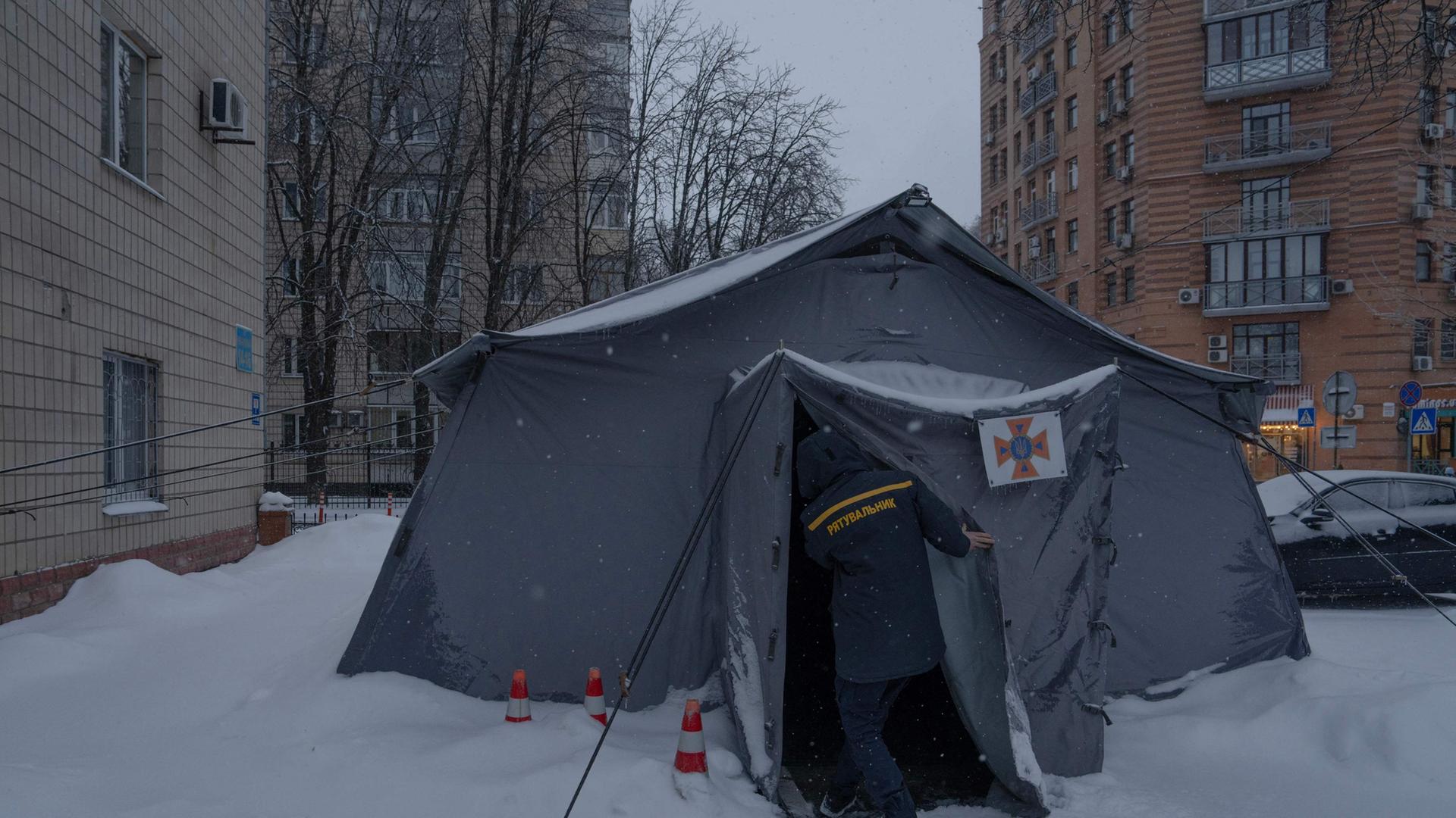 Ein Zelt zum Aufwärmen und Laden von Handys steht im winterlichen Kiew | AFP