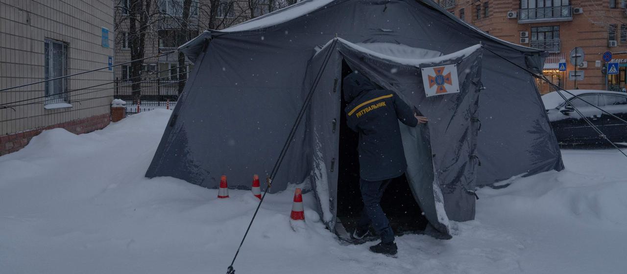 Ein Zelt zum Aufwärmen und Laden von Handys steht im winterlichen Kiew
