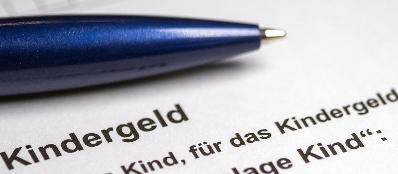 Ein Kugelschreiber liegt auf einem Antrag für Kindergeld.