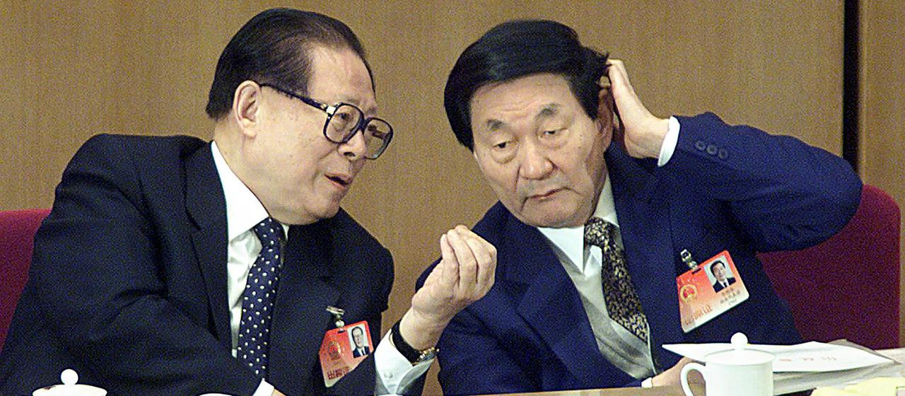 Zhu Rongji (rechts) hört Jiang Zemin in der Großen Halle des Volkes in Peking zu.