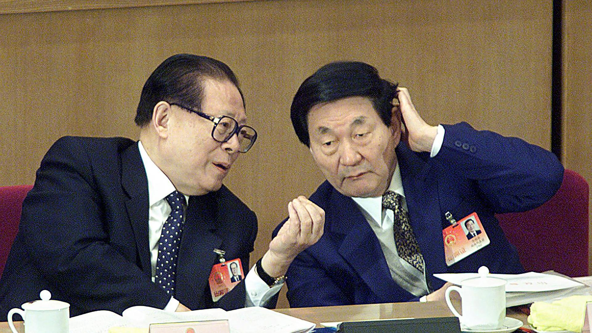 Zhu Rongji (rechts) hört Jiang Zemin in der Großen Halle des Volkes in Peking zu. | AFP