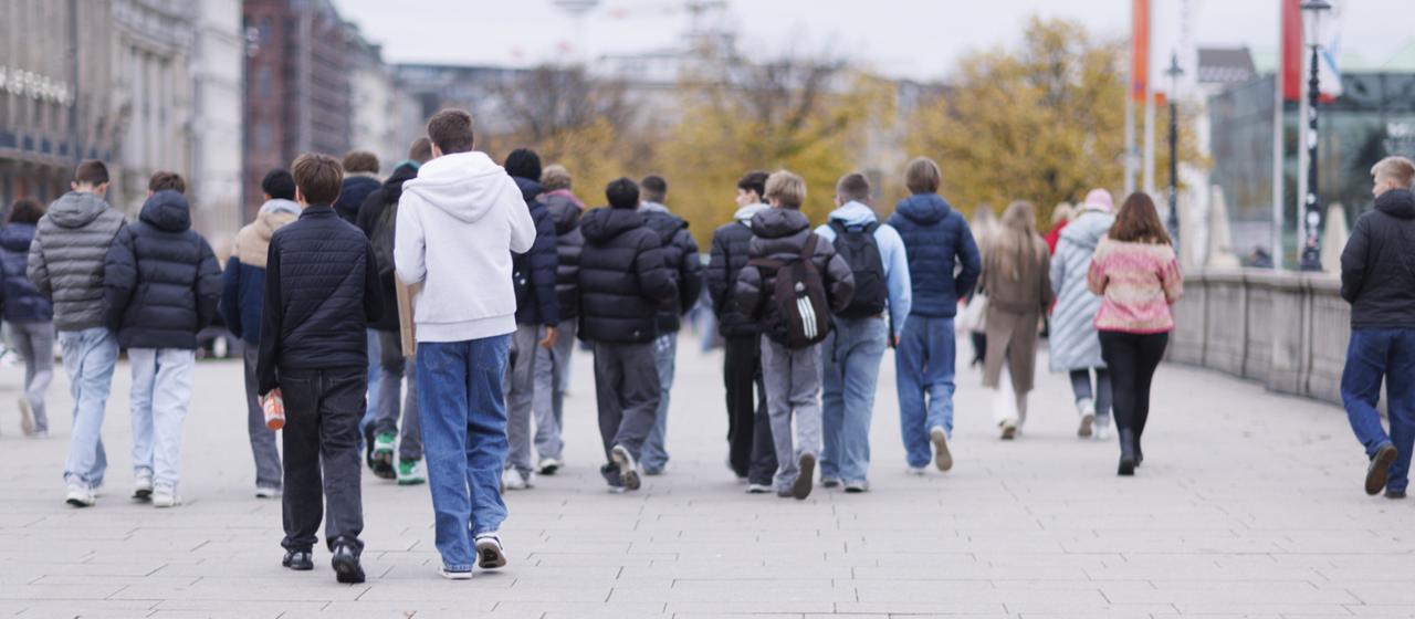 Jugendliche gehen durch die Innenstadt von Stuttgart.