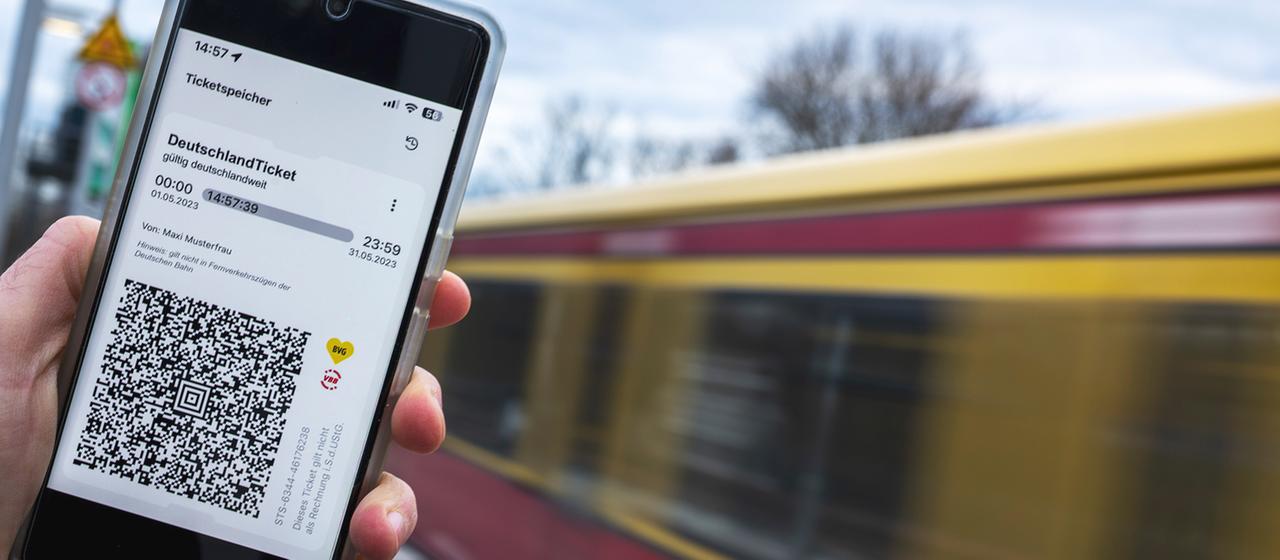 Deutschlandticket auf einem Mobiltelefon mit QR-Code