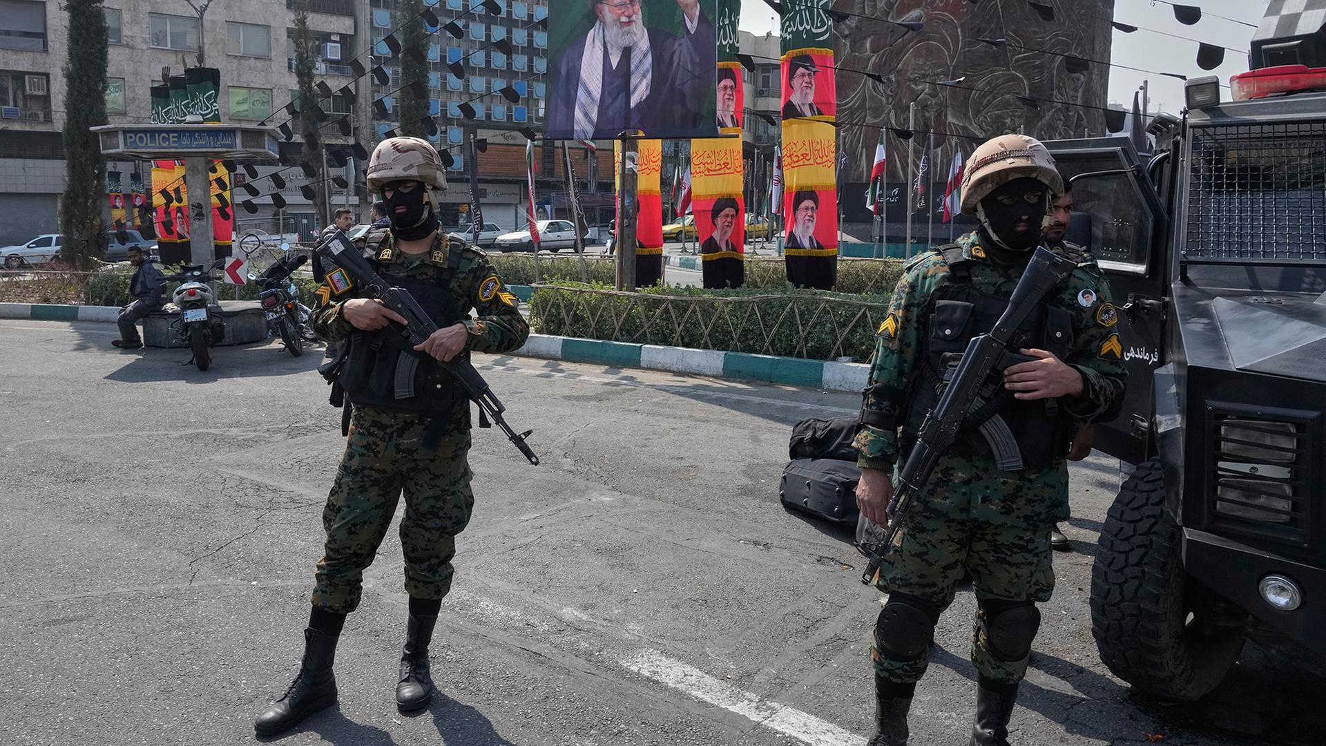 Polizisten stehen Wache auf dem Platz der Islamischen Revolution in Teheran. | Vahid Salemi/AP/dpa