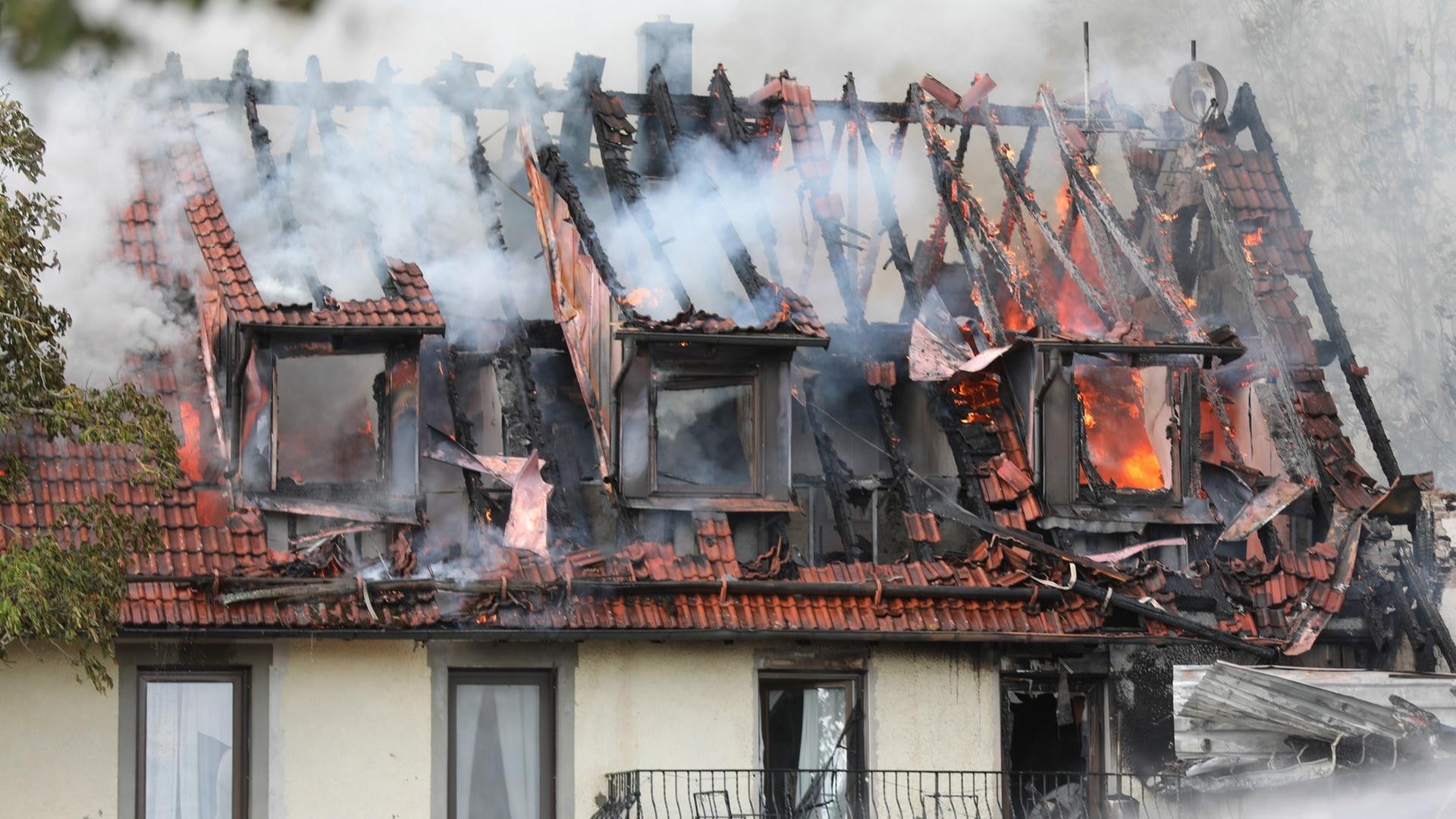 Feuer in einem Wohngebäude auf den Hessenhöfen bei Blaubeuren im Alb-Donau-Kreis.  | z-media - Ralf Zwiebler