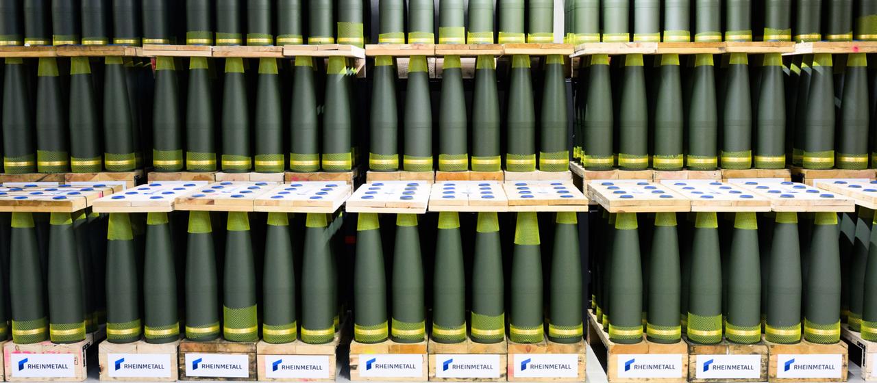 155mm Artilleriemunition steht im neuen Artilleriewerk von Rheinmetall in Niedersachsen