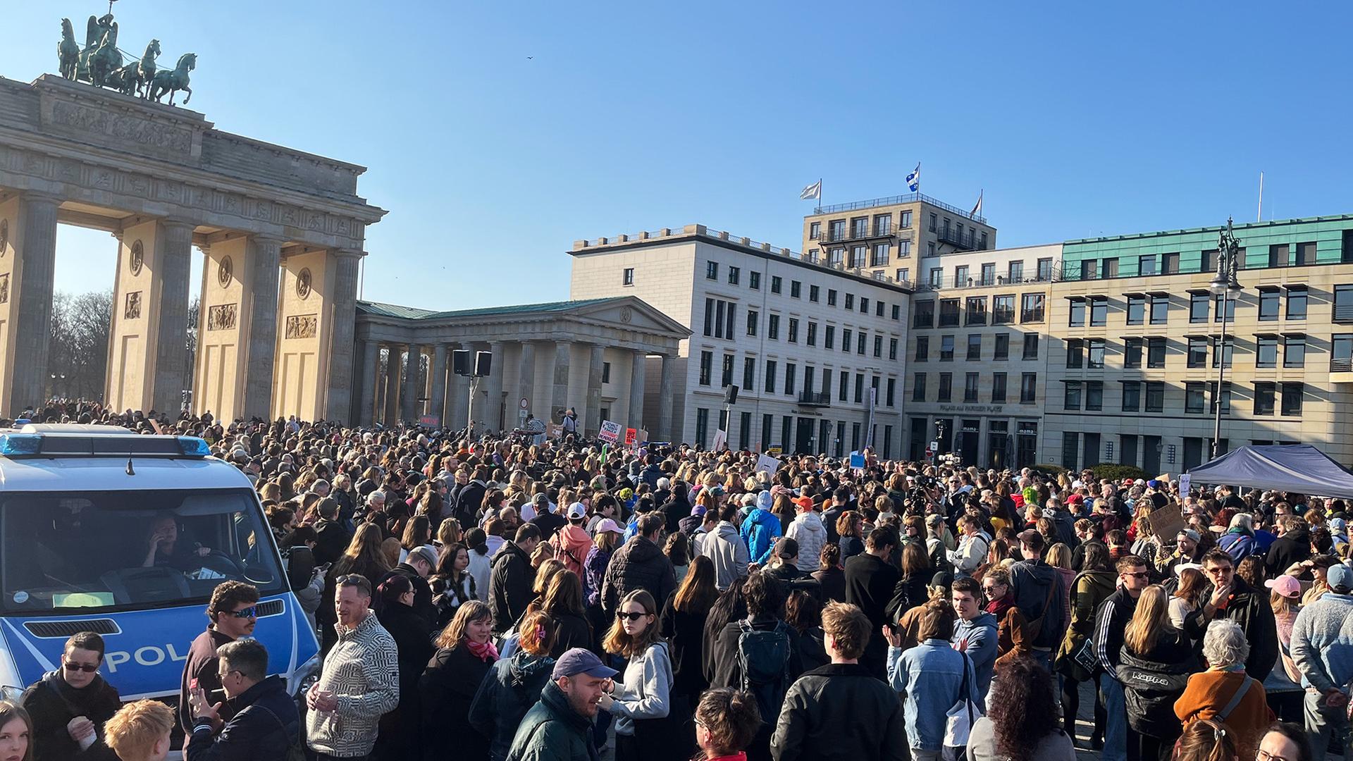 Einige hundert Menschen bei der Demonstration am Brandenburger Tor 22.03.2026. (Quelle: rbb/Phil Beng) | rbb/Phil Beng
