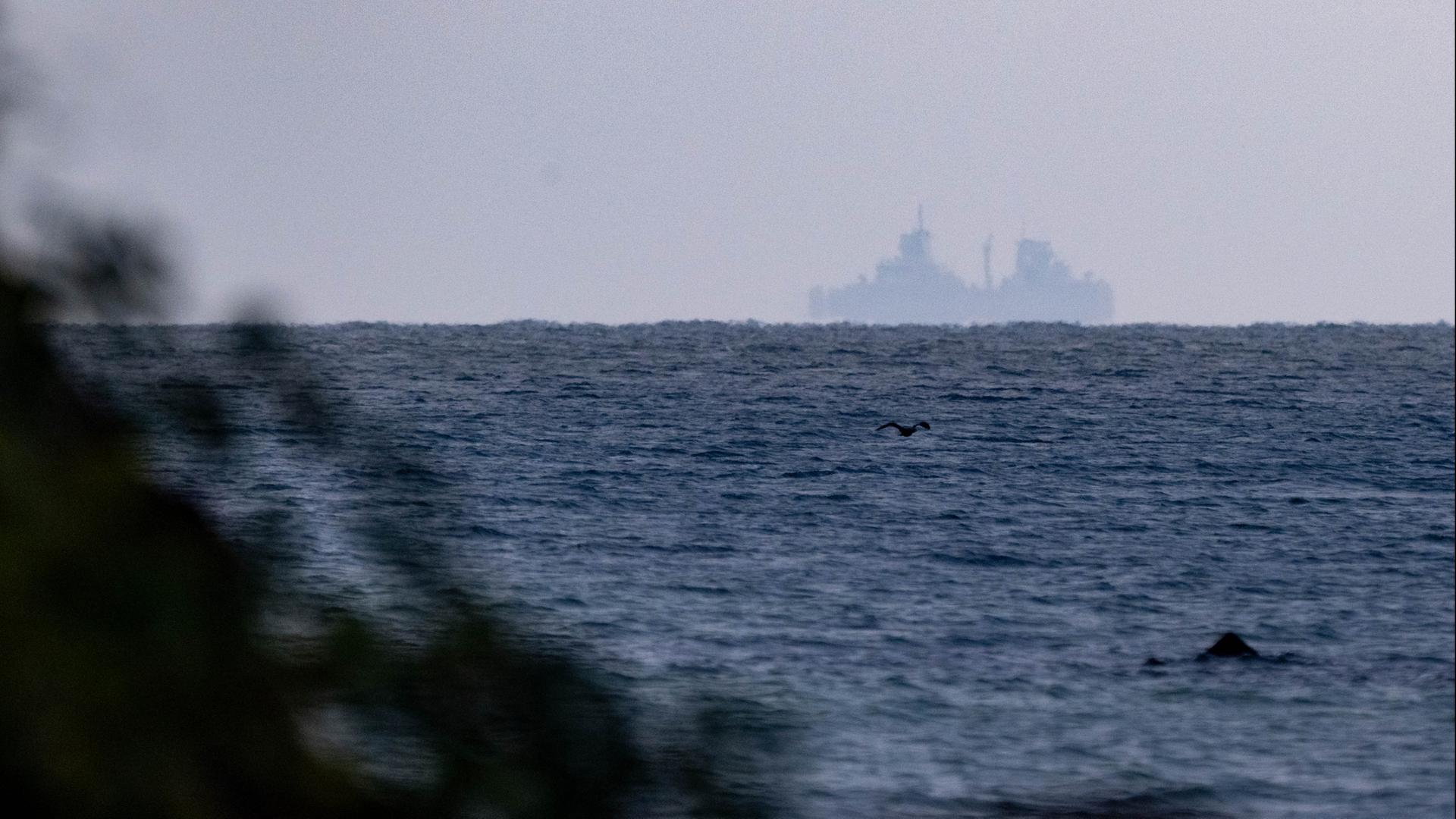 Eine Fregatte der Marine vor der Insel Rügen in der Ostsee. | dpa