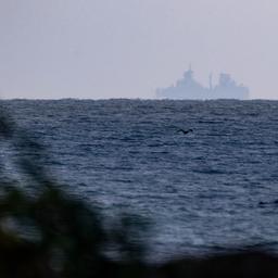 Eine Fregatte der Marine vor der Insel Rügen in der Ostsee.