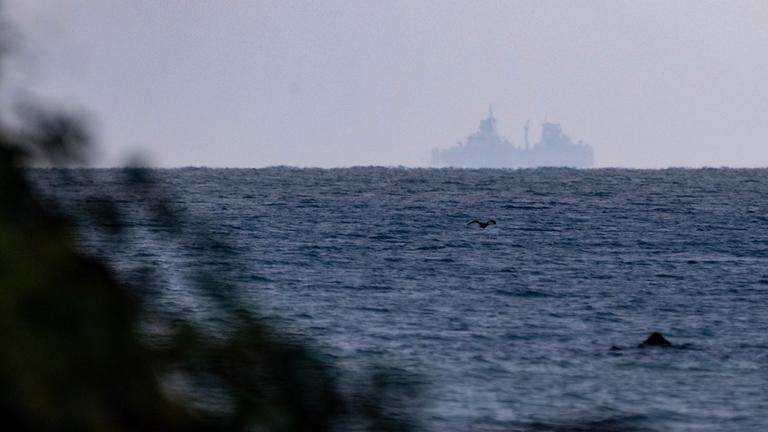 Eine Fregatte der Marine vor der Insel Rügen in der Ostsee.