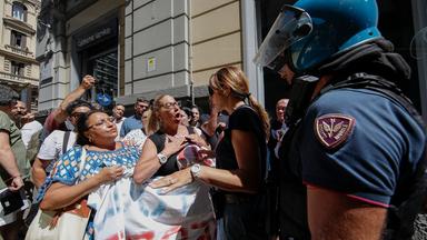 Menschen protestieren vor der Parteizentrale der Fratelli di Italia in Neapel gegen den Entzug des Bürgergeldes.