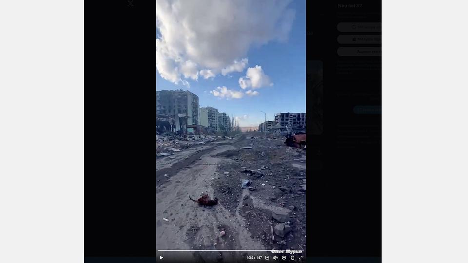 Die Silhouetten der noch sichtbaren Gebäude passen zu Satellitenaufnahmen einer Straße im Westen der Stadt Bachmut | x.com/WarVehicle Gebäude und Umgebung (1:04)