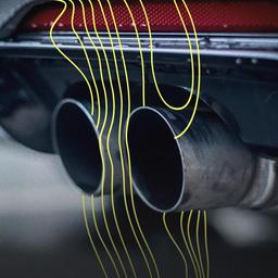 Nahaufnahme eines Autoauspuffs.