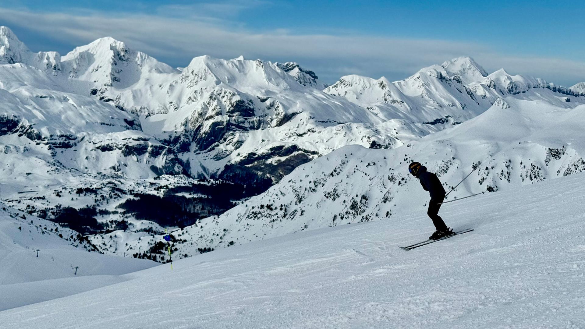 Ein Skifahrer ist im Skigebiet Astún zu sehen. | ARD-Studio Madrid