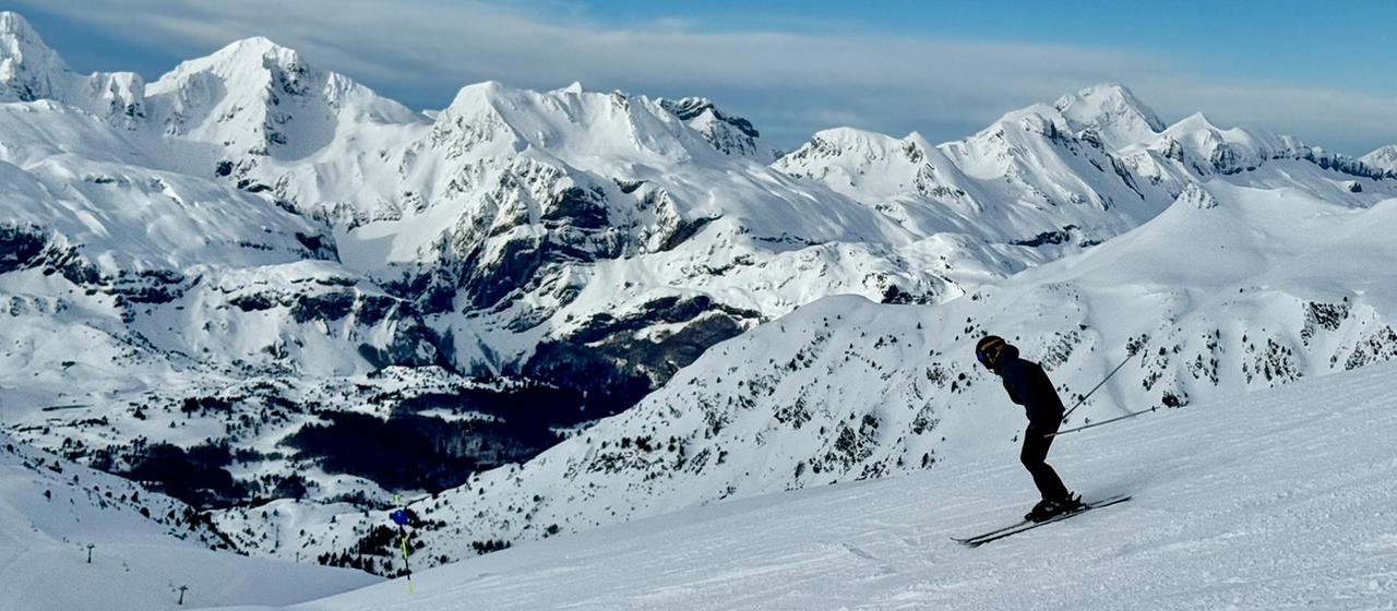 Ein Skifahrer ist im Skigebiet Astún zu sehen.