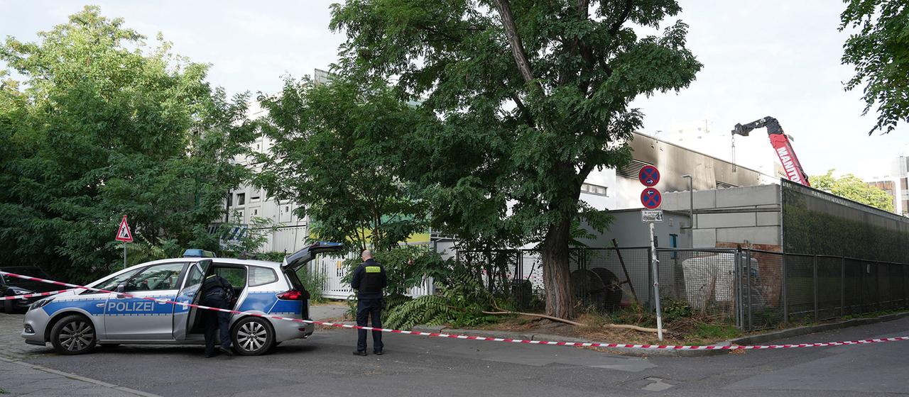 Polizei sichert den Tatort an einem Umspannwerk nach einem Brand.