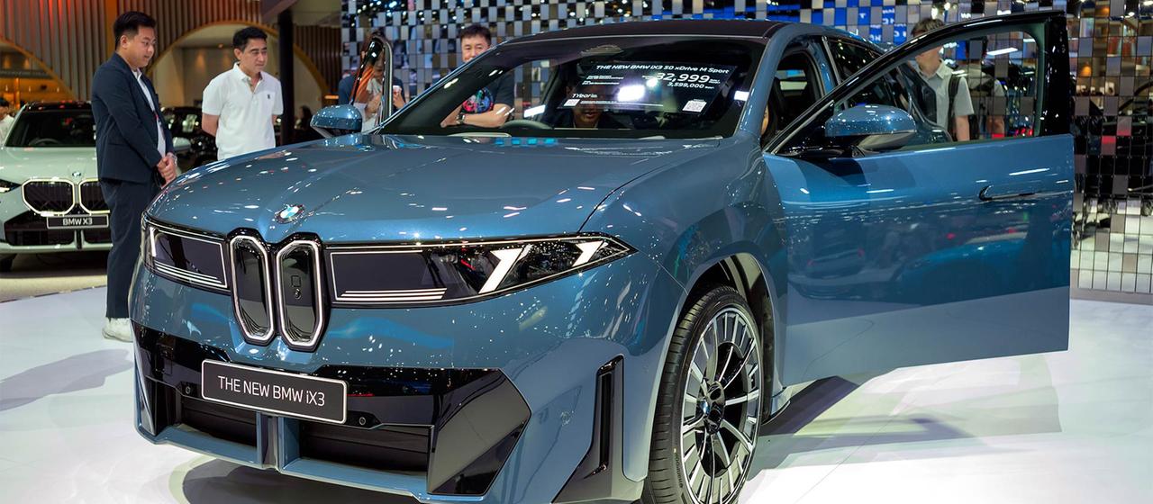 BMW iX3 auf einer Messe.