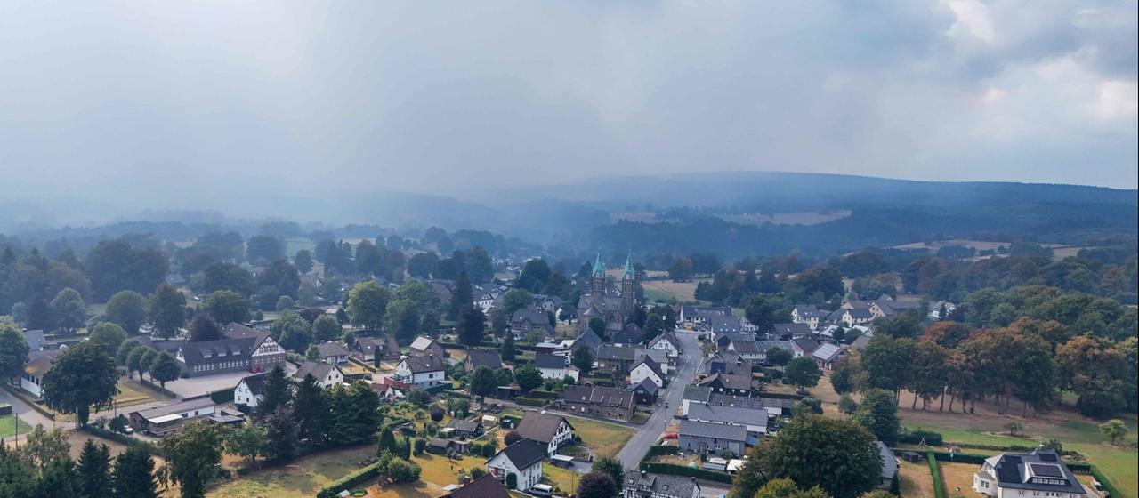 Rauch eines Waldbrandes in Belgien hängt über Monschau-Kalterherberg.