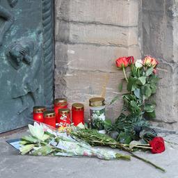 Kerzen und Blumen am offiziellen Trauerort vor der Johanneskirche in Magdeburg.