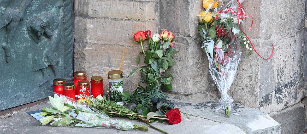 Kerzen und Blumen am offiziellen Trauerort vor der Johanneskirche in Magdeburg.