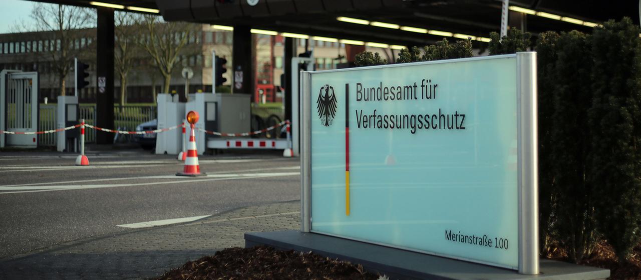 Eingangsbereich des Bundesamts für Verfassungsschutz.