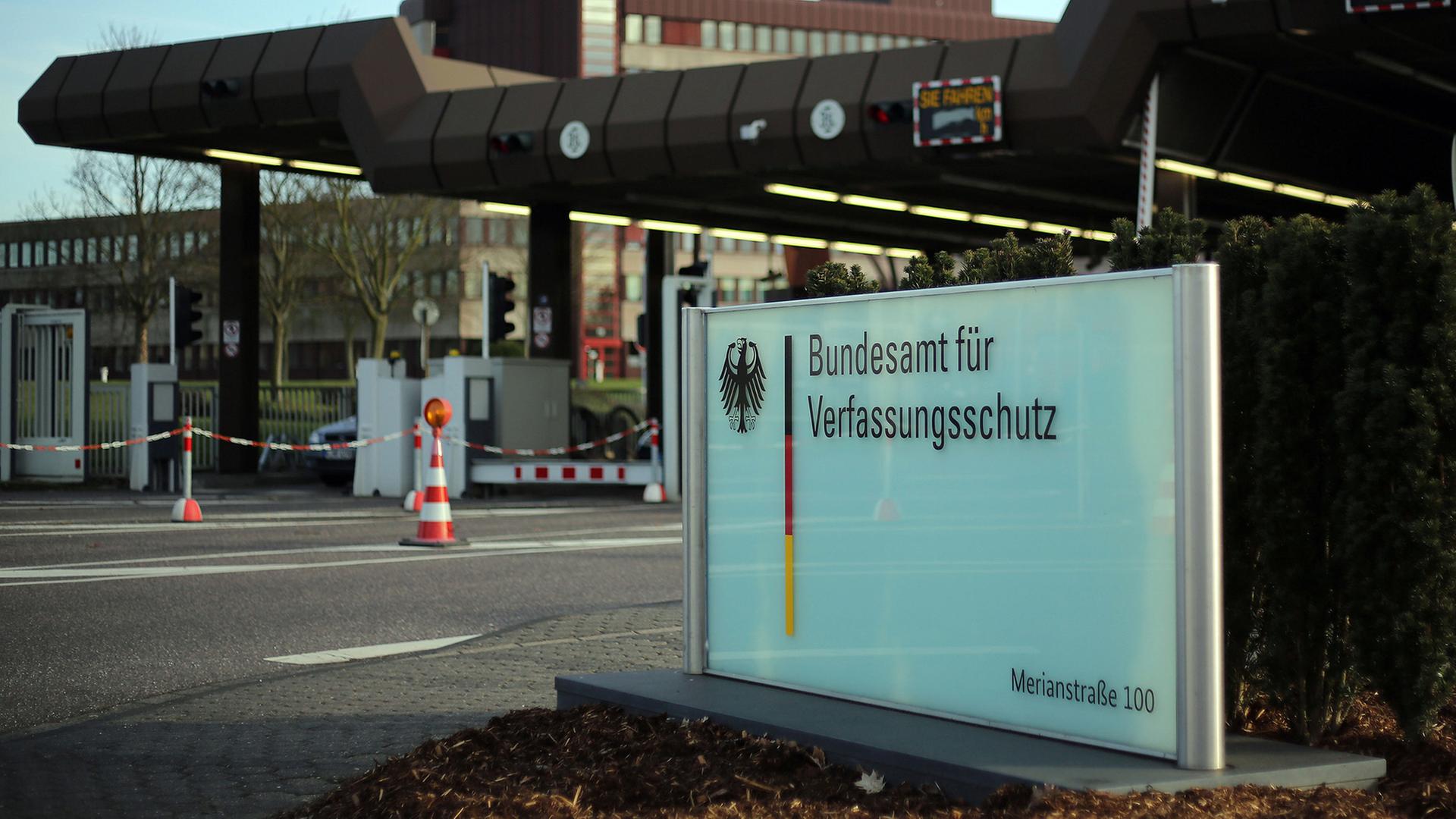 Eingangsbereich des Bundesamts für Verfassungsschutz. | dpa