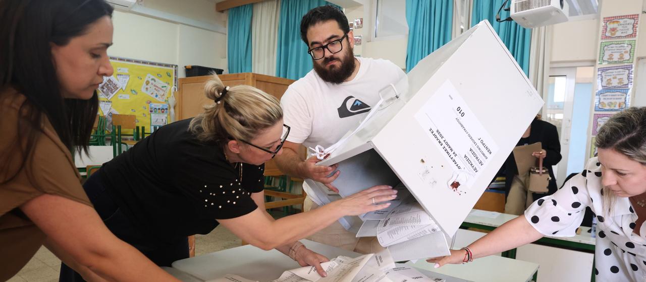 Wahlhelfer in Nikosia leeren eine Urne mit Stimmzetteln