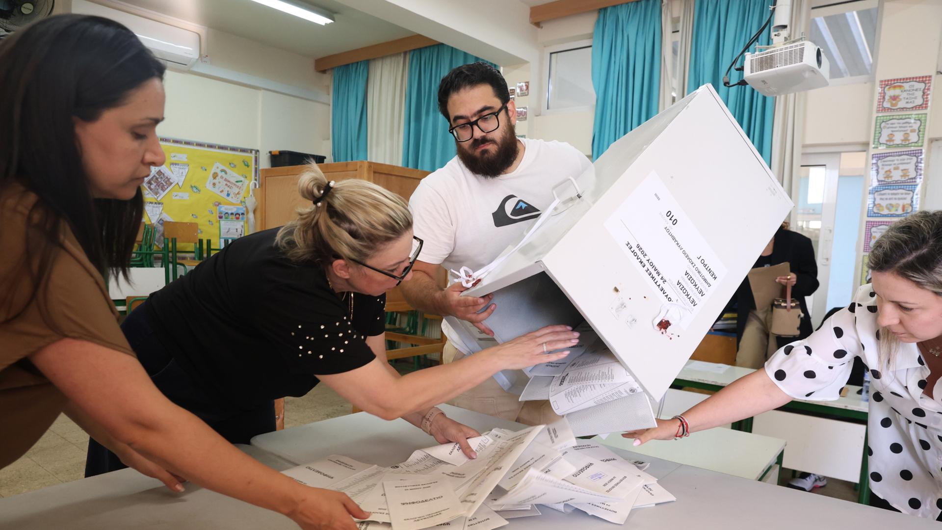 Wahlhelfer in Nikosia leeren eine Urne mit Stimmzetteln | EPA