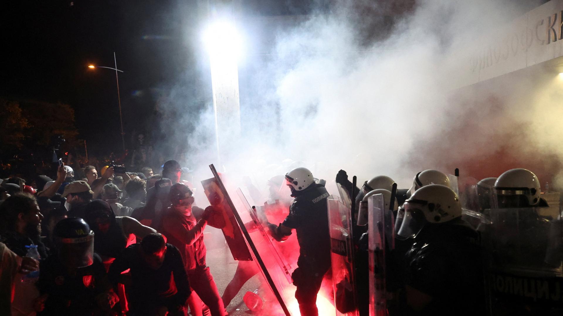 Zusammenstöße zwischen Demonstranten und Polizisten in Novi Sad | REUTERS