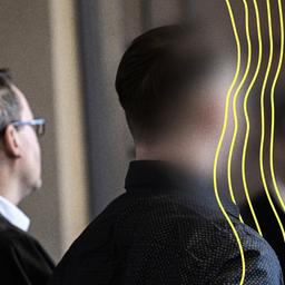 Der Angeklagte steht neben seinem Verteidiger René Lancker im Gerichtssaal im Landgericht Verden. Der 33-Jährige soll vier Menschen aus dem Umfeld seiner damaligen Ehefrau erschossen haben. Im Prozess soll nun ein Psychiater Einblicke in die Gedankenwelt des Angeklagten geben.