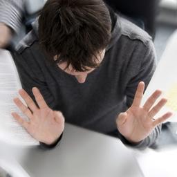 Ein Arbeitnehmer in einem Büro sieht sich mit zahlreichen Aufgaben konfrontiert