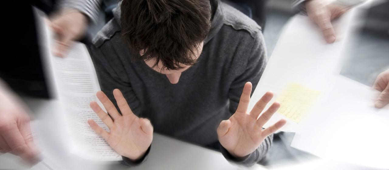 Ein Arbeitnehmer in einem Büro sieht sich mit zahlreichen Aufgaben konfrontiert