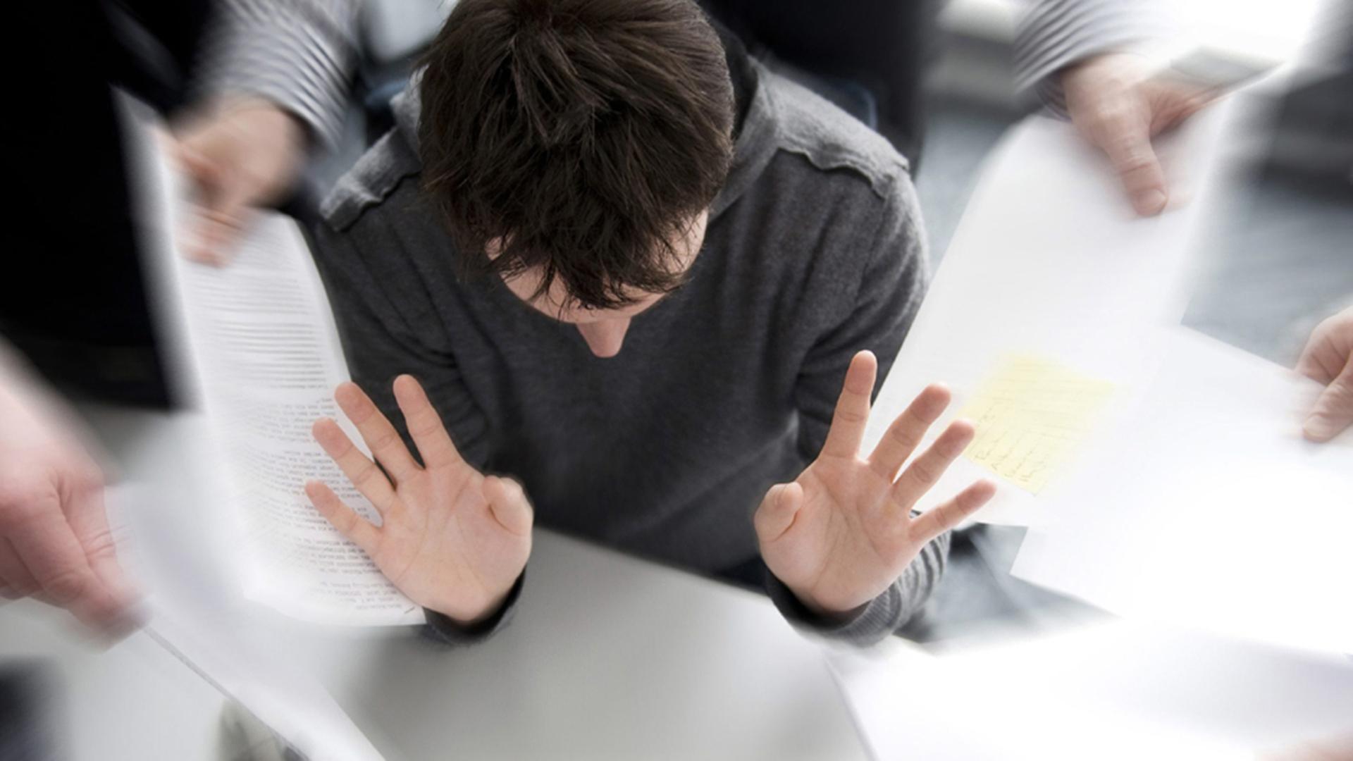 Ein Arbeitnehmer in einem Büro sieht sich mit zahlreichen Aufgaben konfrontiert | dpa