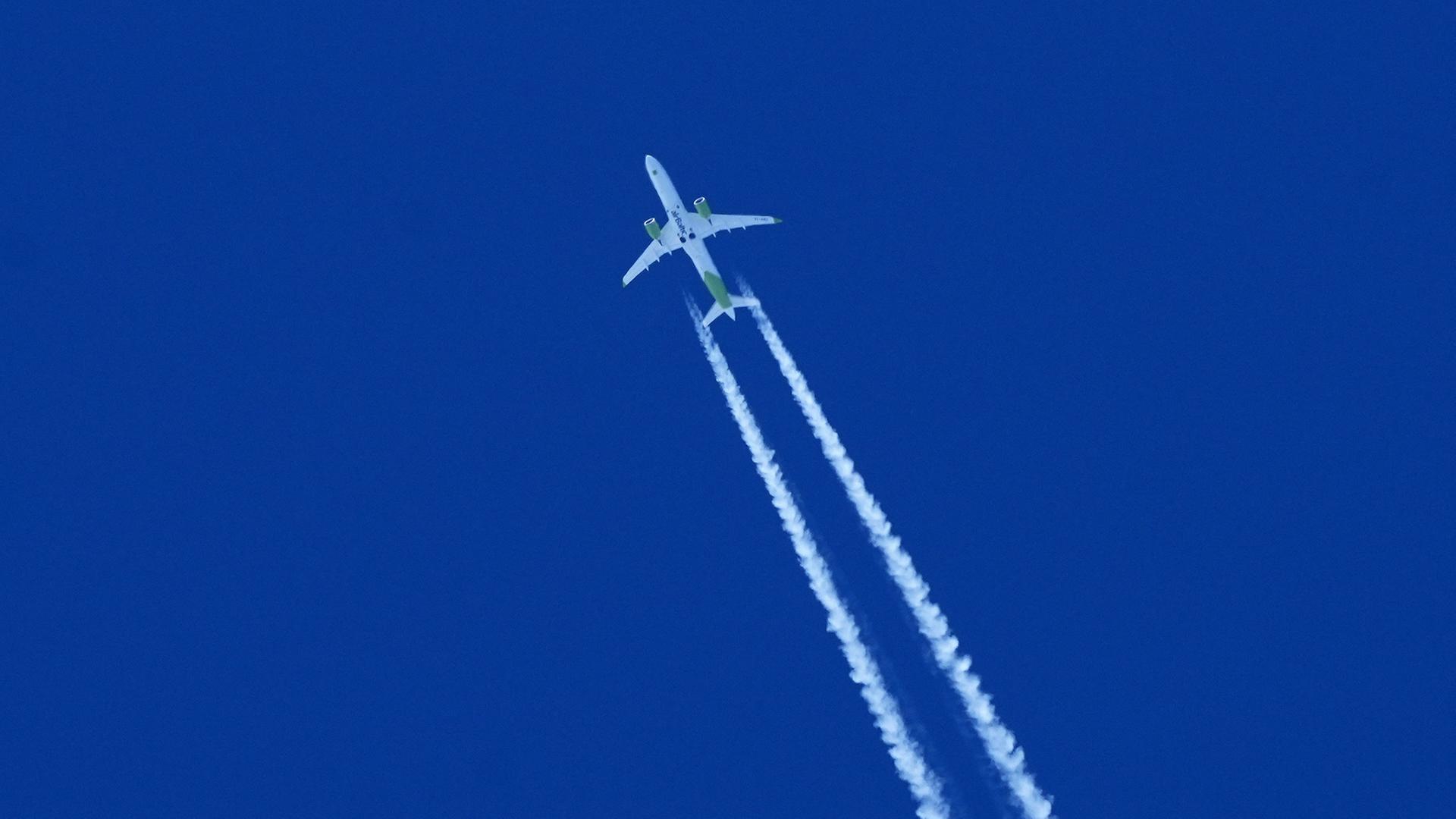 Ein Flugzeug der staatlichen lettischen Fluggesellschaft Air Baltic zieht am Himmel einen Kondensstreifen hinter sich her | dpa