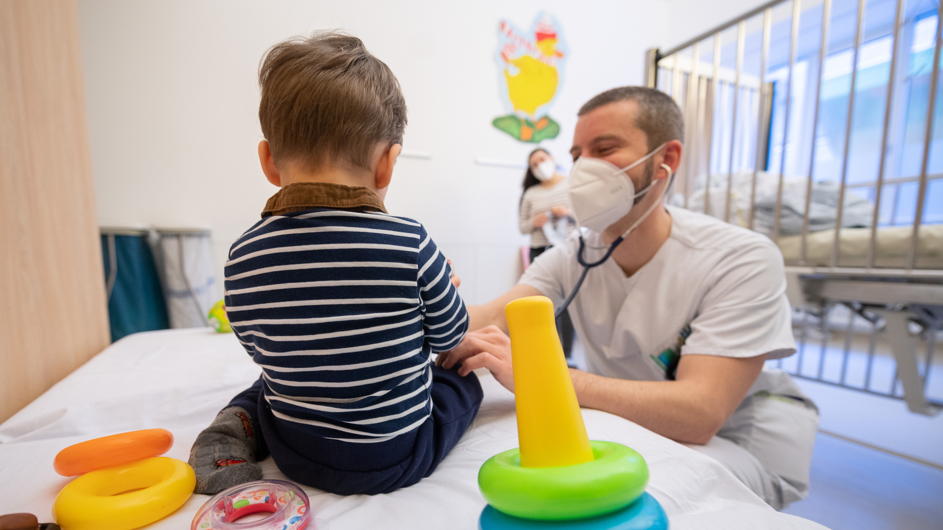 Ein Arzt untersucht ein Kind in einer Klinik in Stuttgart.