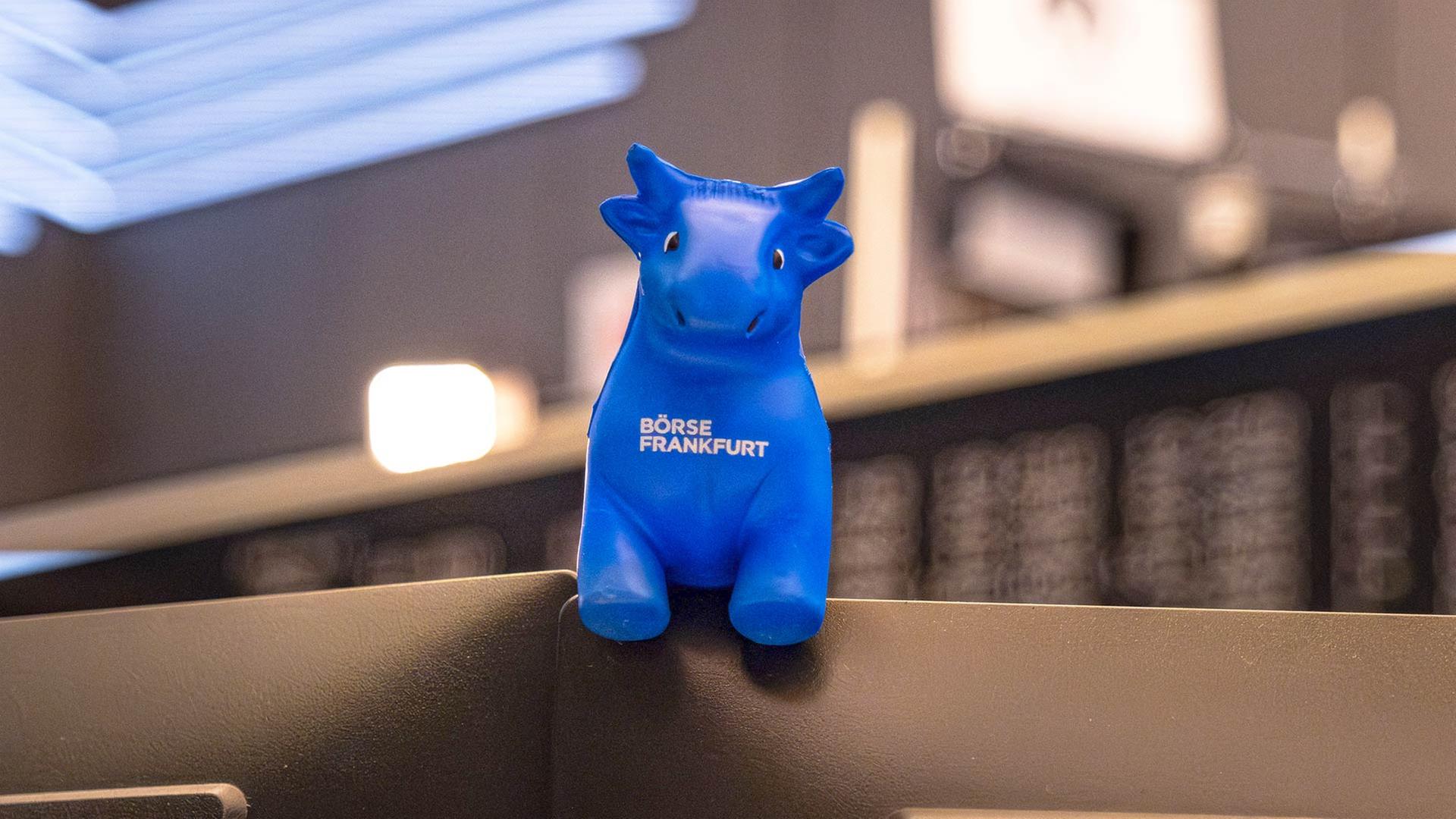Bullenfigur auf einem Monitor im Handelssaal der Frankfurter Börse | picture alliance / Eibner-Presse