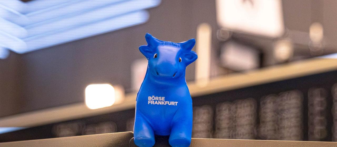 Bullenfigur auf einem Monitor im Handelssaal der Frankfurter Börse