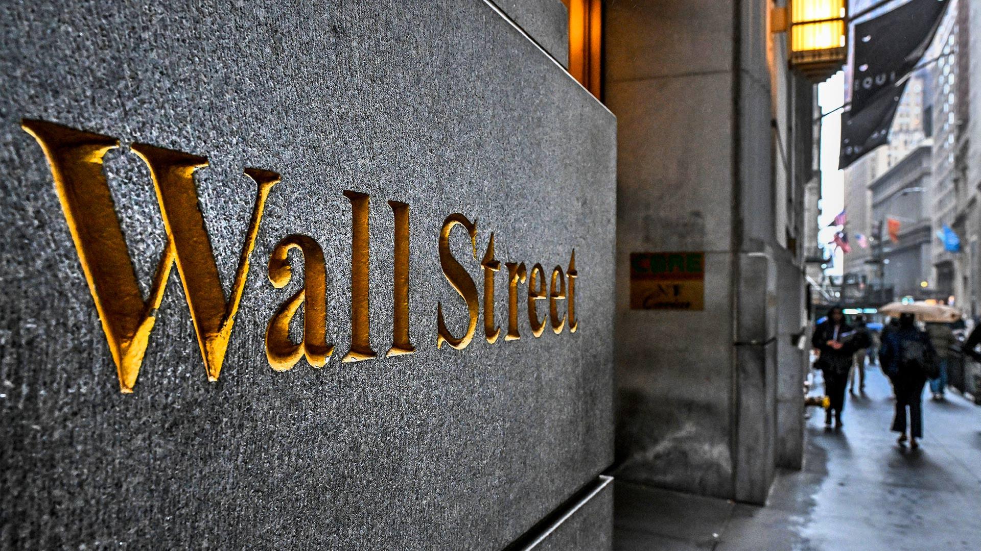 Wall Street Schriftzug, Mesnchen im Regen, New York, USA | picture alliance / NDZ/STAR MAX/