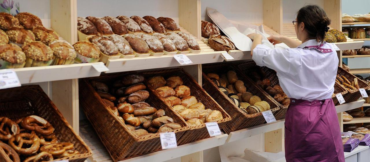 Mitarbeiterin in einer Bäckerei.