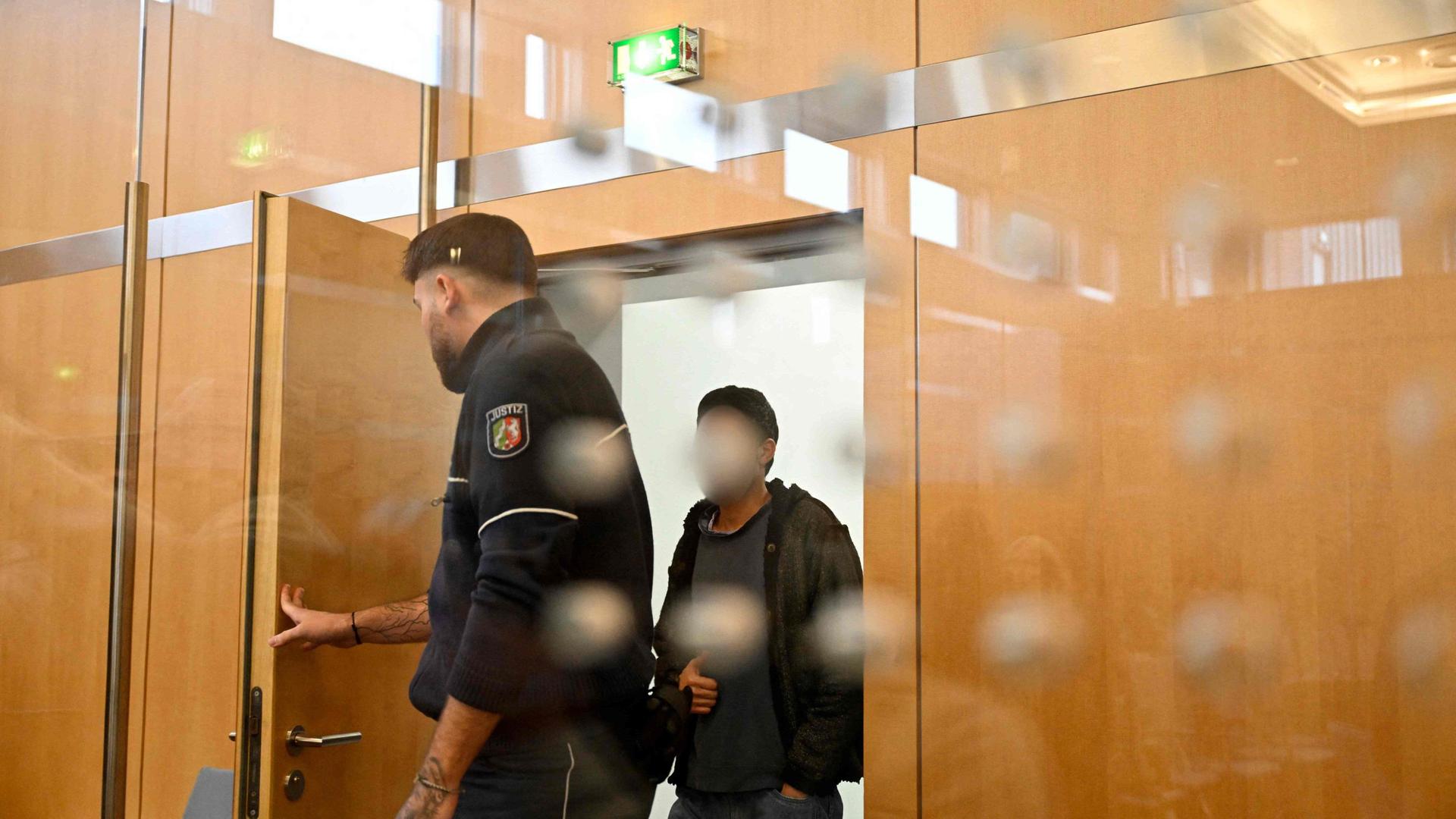 Angeklagter Issa Al H kommt am Gericht in Düsseldorf an | INA FASSBENDER/AFP