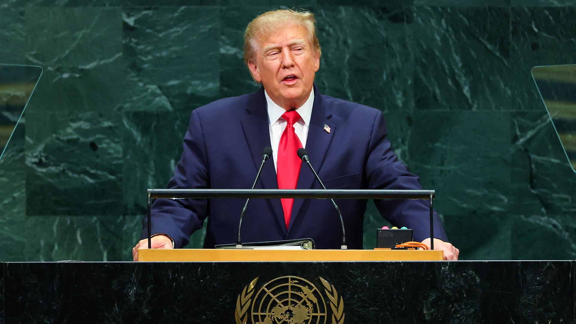 Donald Trump am Rednerpult | REUTERS
