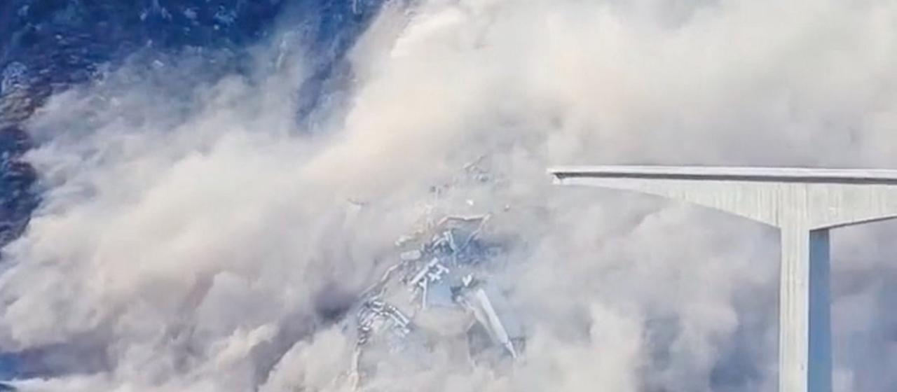 Eine einstürzende Brücke in China