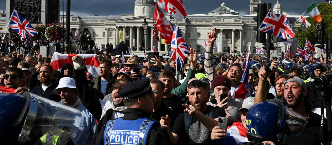 Polizisten konfrontieren Demonstranten in der Londoner Innenstadt. | REUTERS Polizisten konfrontieren Demonstranten in der Londoner Innenstadt.