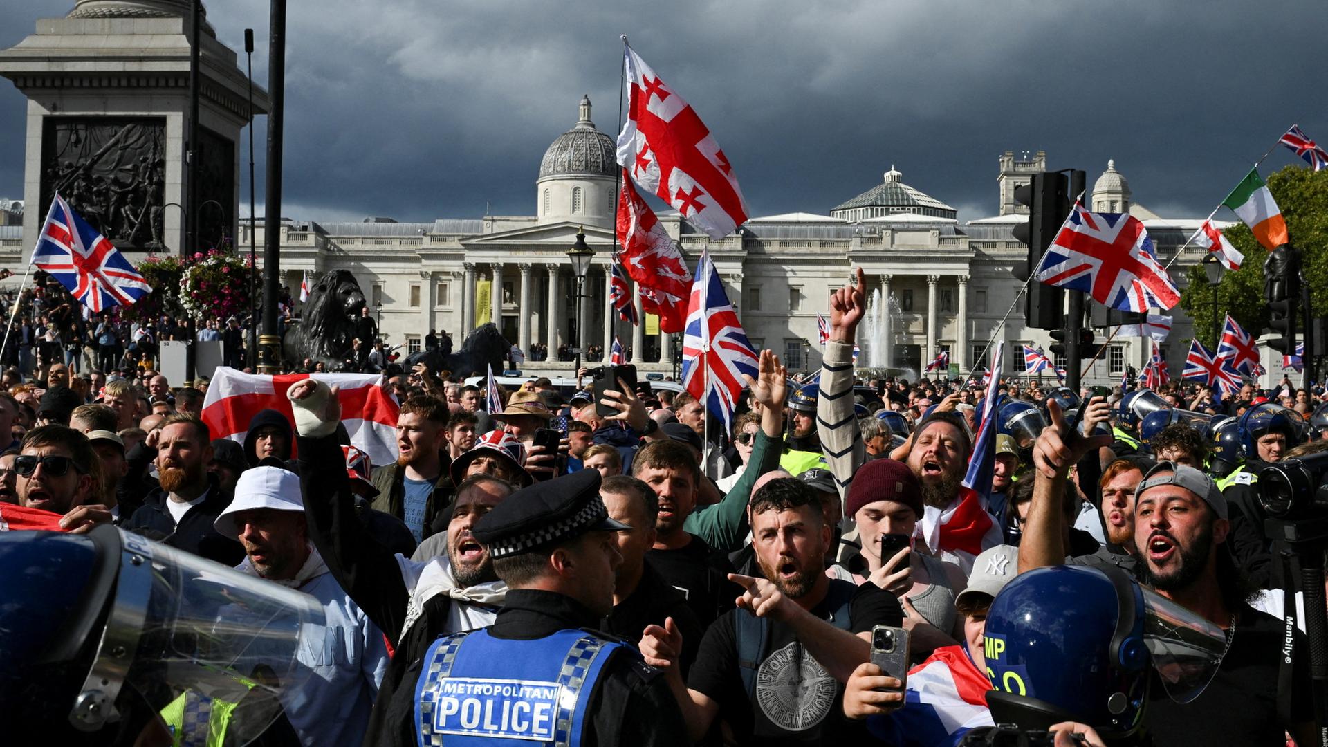 Polizisten konfrontieren Demonstranten in der Londoner Innenstadt. | REUTERS