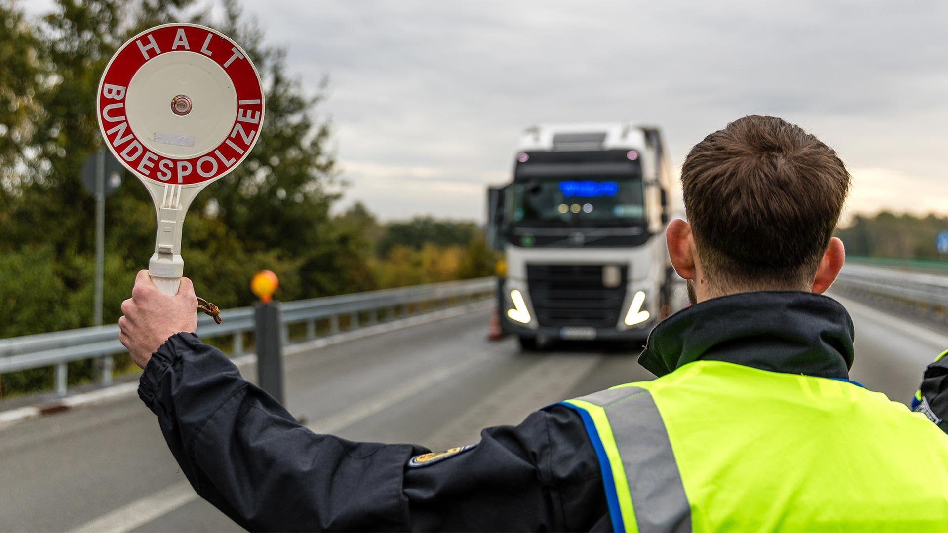 LKW vor Grenzkontrollen an der deutsch-polnischen Grenze. | picture alliance/dpa