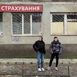 Denys und Danja vor dem Gebäude in Cherson, in dem sie gefoltert wurden.