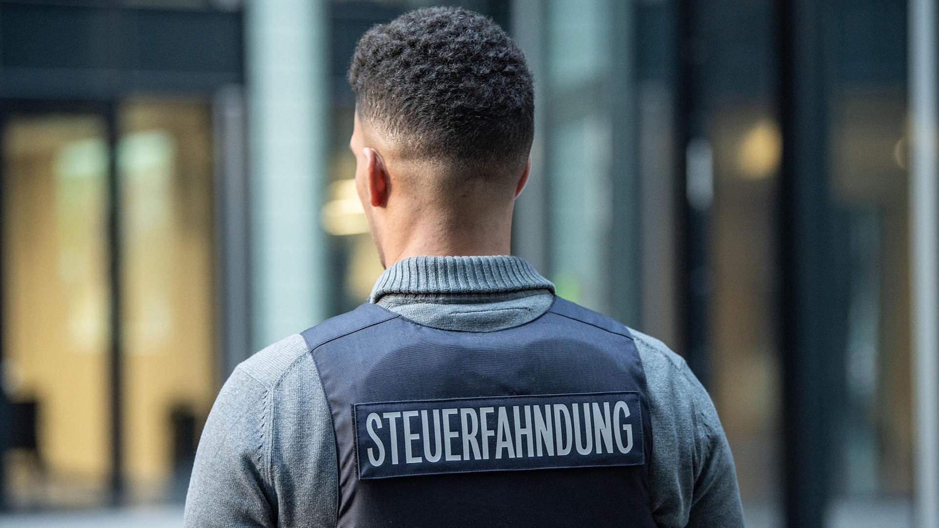 Ein Bediensteter der Steuerfahndung eine Schutzweste mit der Aufschrift 
