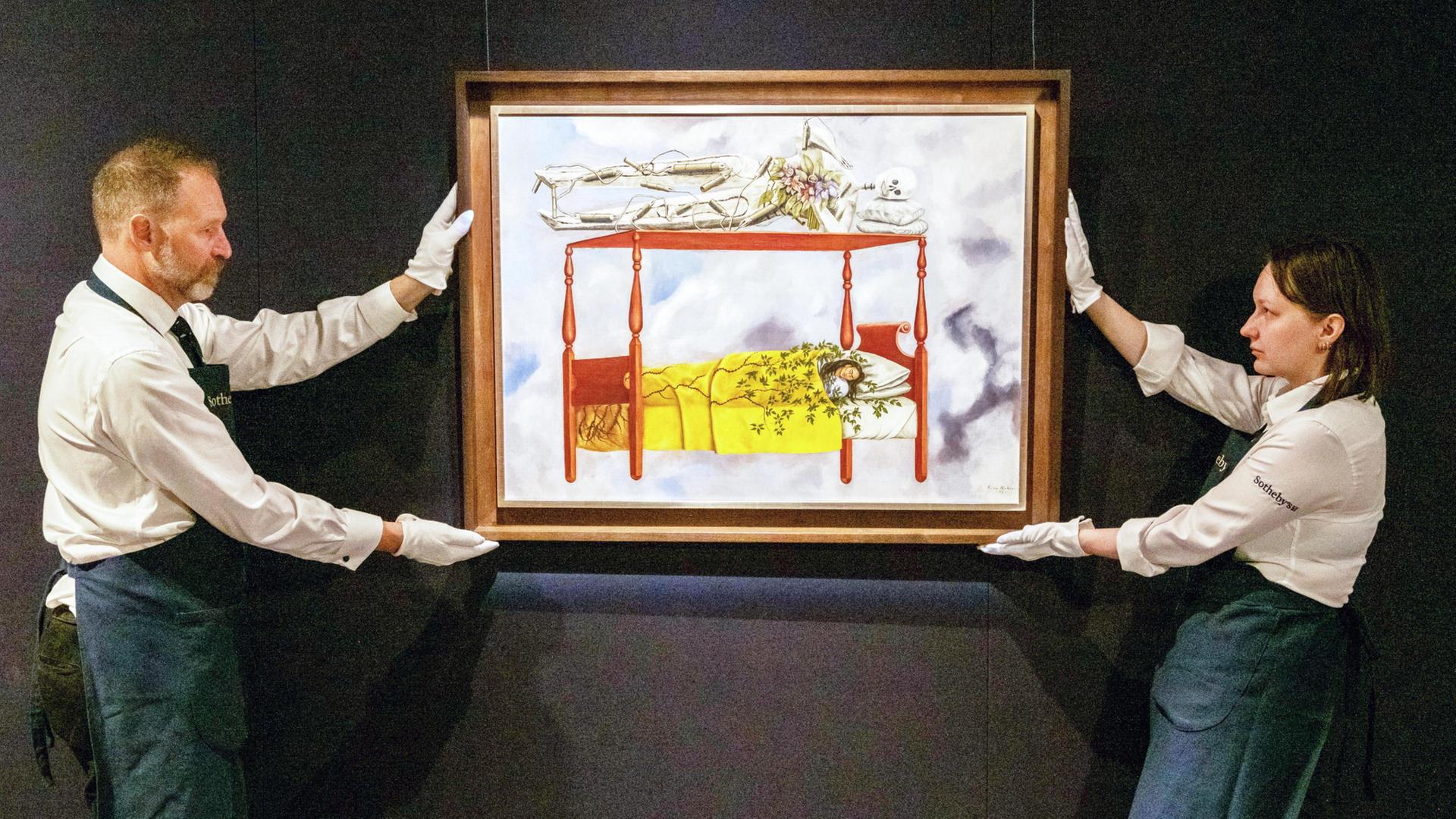 Mitarbeiter des Auktionshauses tragen das Kahlo-Gemälde. (---/Sotheby's/dpa) | ---/Sotheby's/dpa