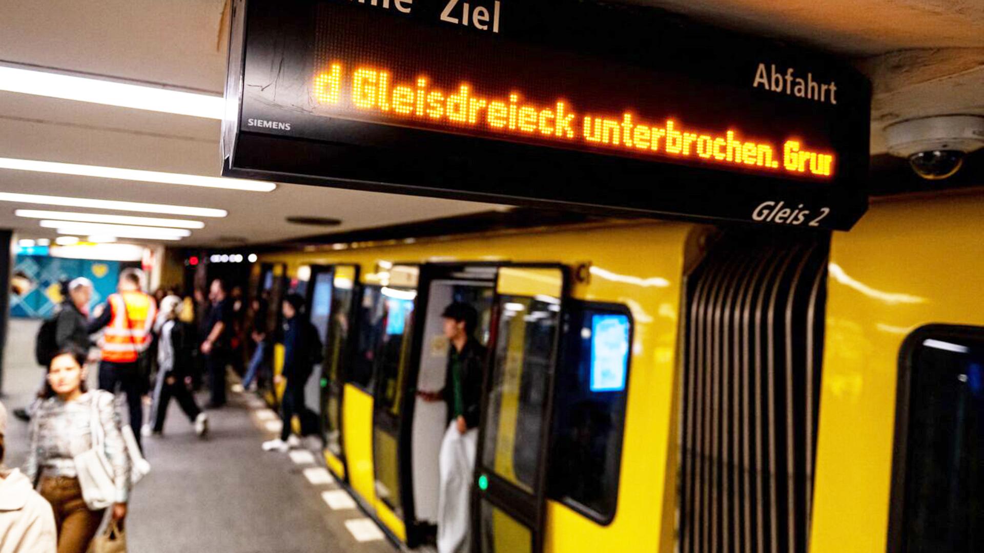 Eine Anzeige im U-Bahn Bahnhof Zoo informiert nach einem Brand in einem Technikraum am U-Bahnhof Wittenbergplatz über Verkehrseinschränkungen. (Quelle: dpa/Sommer) | dpa/Sommer