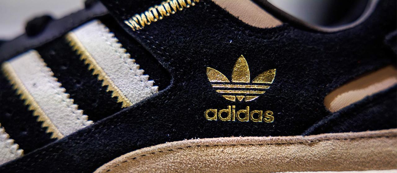 Das Logo des Sportartikelherstellers adidas AG auf einem Schuh.